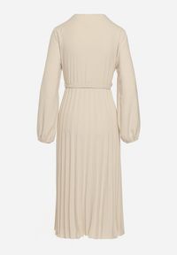 Born2be - Jasnobeżowa Sukienka Mesyre. Okazja: na randkę, do pracy. Typ kołnierza: dekolt w kształcie V. Kolor: beżowy. Materiał: materiał. Typ sukienki: kopertowe, plisowane. Długość: midi #6