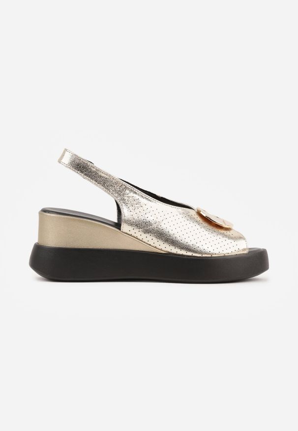 Born2be - Złote Sandały VICES na Koturnie Zdobione Perforacją i Okrągłą Aplikacją Melolle. Okazja: do pracy, na co dzień. Nosek buta: okrągły. Kolor: złoty. Wzór: aplikacja. Obcas: na koturnie. Styl: elegancki, casual