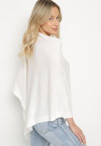 Born2be - Biała Asymetryczna Bluzka w Stylu Narzutki Oversize Otisha. Okazja: na co dzień. Typ kołnierza: dekolt w kształcie V. Kolor: biały. Materiał: jeans. Styl: elegancki, casual #3