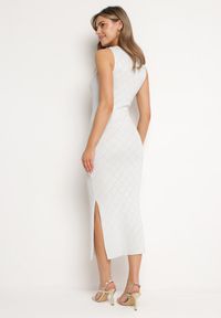 Born2be - Biała Dopasowana Sukienka z Delikatnym Ażurowym Wzorem i Metaliczną Nicią w Romby Peridoma. Okazja: na co dzień. Kolor: biały. Wzór: ażurowy. Typ sukienki: proste, dopasowane. Styl: casual #4