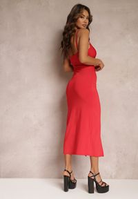 Renee - Czerwona Sukienka Dopasowana z Wycięciem i Marszczeniem Viollette. Kolor: czerwony. Długość rękawa: na ramiączkach #5