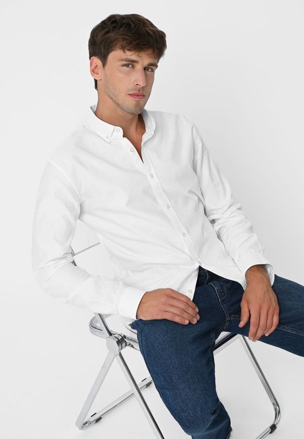 Volcano - Biała koszula, Slim Fit, K-SALIX. Okazja: do pracy, na spotkanie biznesowe. Typ kołnierza: button down. Kolor: biały. Materiał: tkanina, bawełna, materiał. Wzór: ze splotem. Styl: elegancki, biznesowy, klasyczny