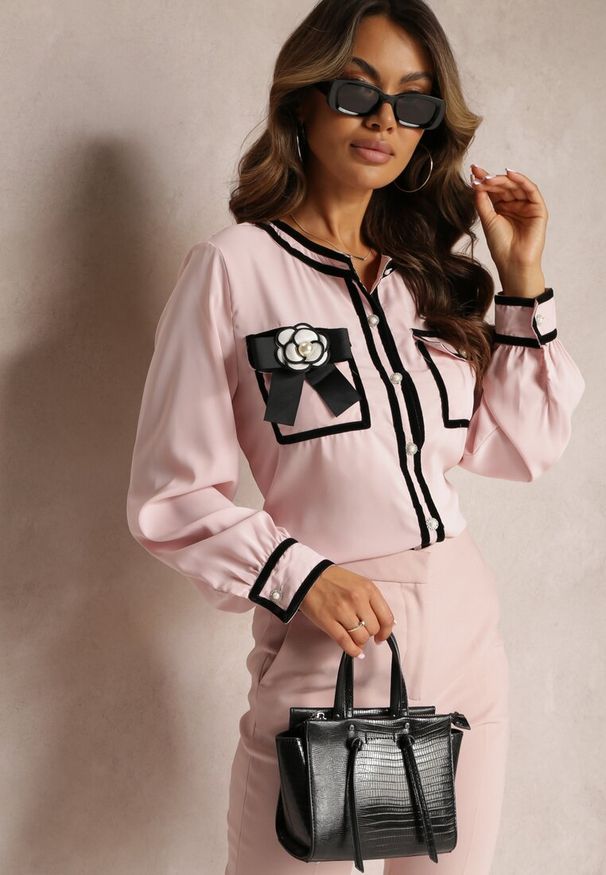 Renee - Różowa Koszula z Kontrastowymi Lamówkami i Broszką z Kokardą Deromina. Okazja: na co dzień. Typ kołnierza: kokarda. Kolor: różowy. Materiał: jeans. Styl: casual, elegancki