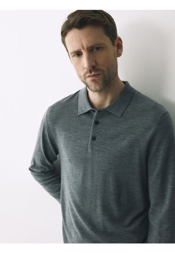Reserved - Wełniany sweter polo - ciemnoszary. Typ kołnierza: polo. Kolor: szary. Materiał: wełna