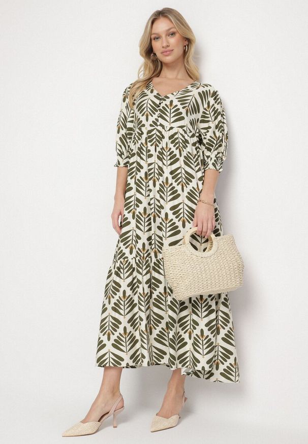 Born2be - Zielona Rozkloszowana Sukienka z Wiskozą z Motywem Roślinnym Loredia. Okazja: na co dzień. Typ kołnierza: dekolt w kształcie V. Kolor: zielony. Materiał: wiskoza. Długość rękawa: krótki rękaw. Wzór: aplikacja. Styl: casual, elegancki