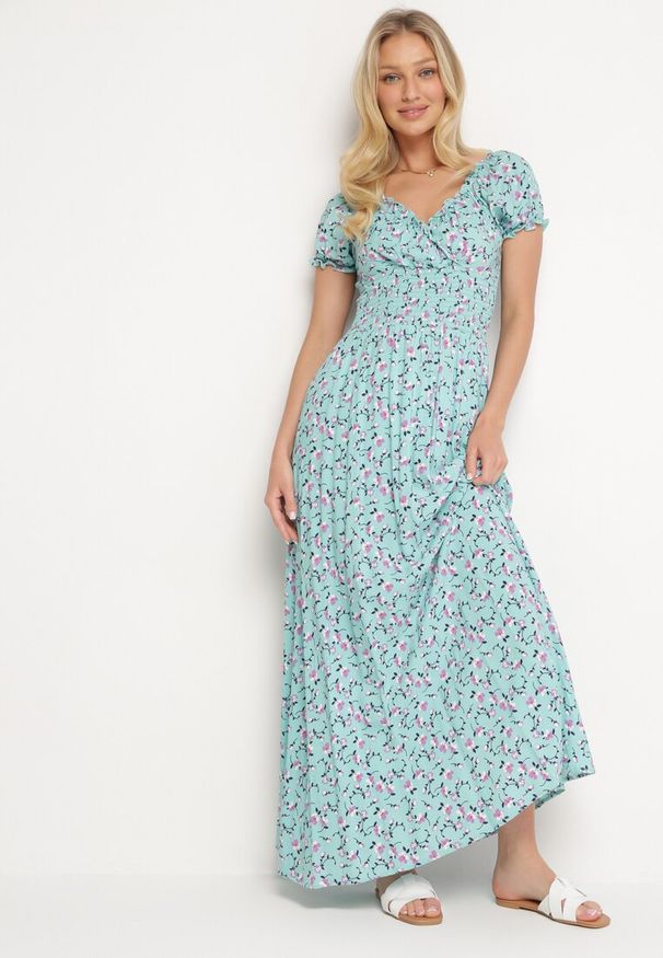 Born2be - Niebieska Sukienka z Wiskozy z Kopertowym Dekoltem i Gumką w Pasie w Kwiaty Kaseri. Okazja: na co dzień. Typ kołnierza: dekolt kopertowy. Kolor: niebieski. Materiał: wiskoza. Wzór: kwiaty. Sezon: wiosna, jesień. Typ sukienki: kopertowe. Styl: elegancki, casual