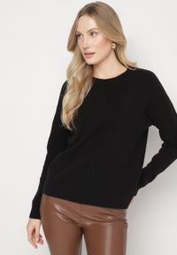 Born2be - Czarny Sweter Ozdobiony Motywem Serc Unisae. Okazja: na co dzień. Kolor: czarny. Materiał: jeans. Wzór: aplikacja. Styl: casual #6