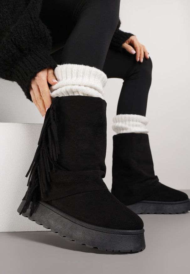 Born2be - Czarne Botki w Stylu Śniegowców z Frędzlami i Cholewką Imitującą Nogawkę Sierafera. Zapięcie: bez zapięcia. Kolor: czarny. Materiał: jeans. Szerokość cholewki: normalna