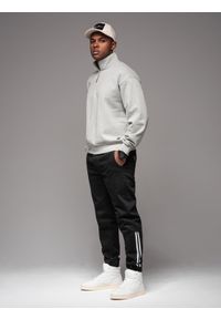 Ombre Clothing - Jeansowe joggery męskie z lampasami – czarne V2 - Rozmiar: XXL. Okazja: na co dzień. Kolor: czarny. Materiał: jeans. Styl: retro, sportowy, casual #3