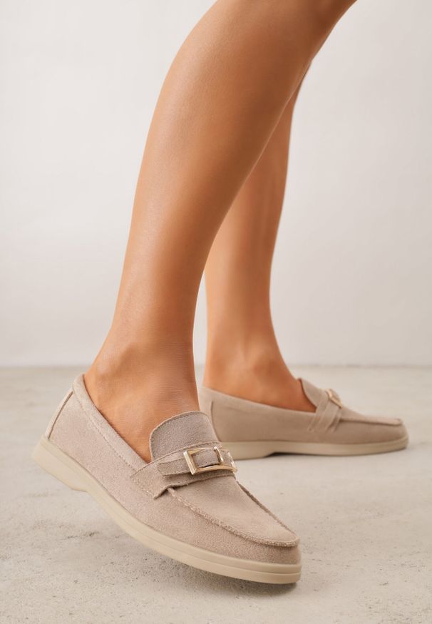 Born2be - Ciemnobeżowe Mokasyny z Prostokątną Metaliczną Ozdobą Aeleorane. Nosek buta: okrągły. Zapięcie: klamry. Kolor: beżowy. Materiał: skóra, zamsz. Wzór: aplikacja. Obcas: na obcasie. Styl: klasyczny. Wysokość obcasa: niski