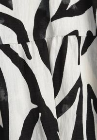 Born2be - Czarna Wiskozowa Rozkloszowana Spódnica z Geometrycznym Motywem Lilysa. Okazja: na co dzień. Kolor: czarny. Materiał: wiskoza. Wzór: geometria. Styl: elegancki, casual #6