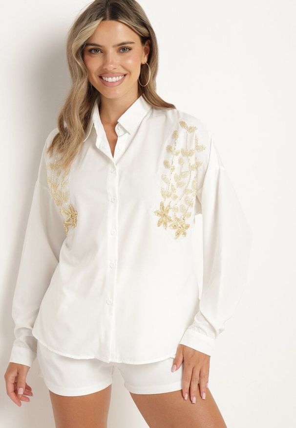 Born2be - Biała Klasyczna Koszula z Aplikacjami Zapinana na Guziki Nestaluna. Okazja: do pracy, na spotkanie biznesowe. Typ kołnierza: kołnierzyk klasyczny. Kolor: biały. Materiał: bawełna, jeans. Długość rękawa: długi rękaw. Długość: długie. Wzór: aplikacja. Styl: klasyczny