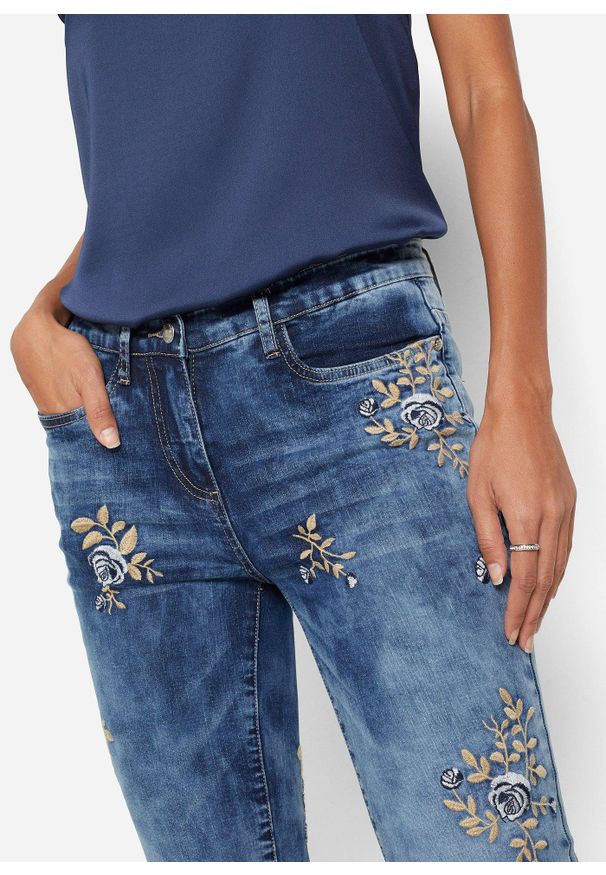 bonprix - Dżinsy slim fit z kwiatowym haftem. Kolor: niebieski. Wzór: haft, kwiaty. Styl: elegancki