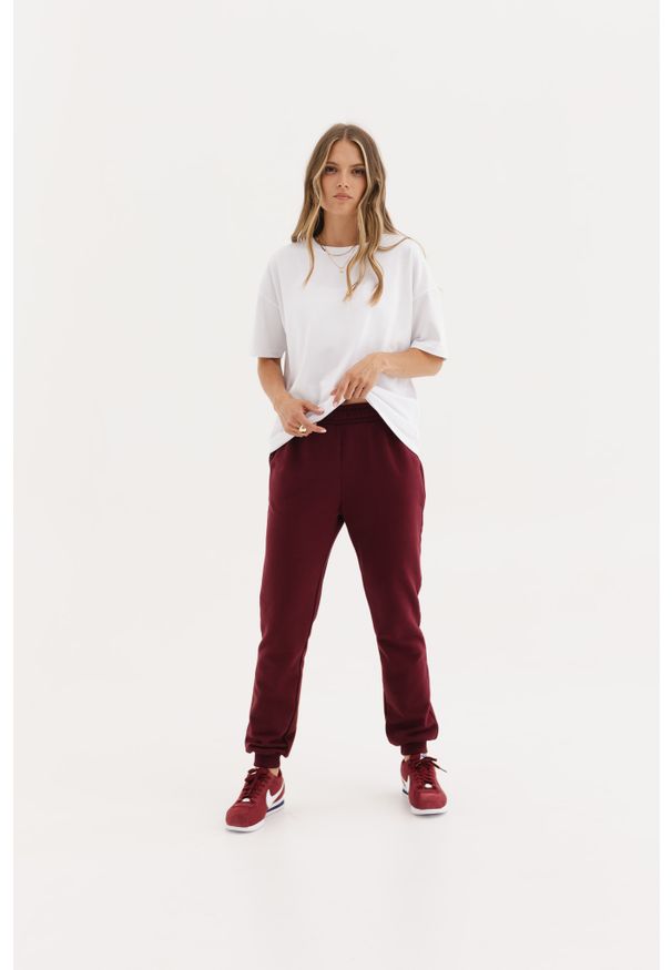 LEKKIE SPODNIE CELINE BORDOWE L - Flawless. Okazja: na co dzień. Kolor: czerwony. Materiał: skóra, guma, elastan, bawełna, dresówka. Styl: casual, klasyczny