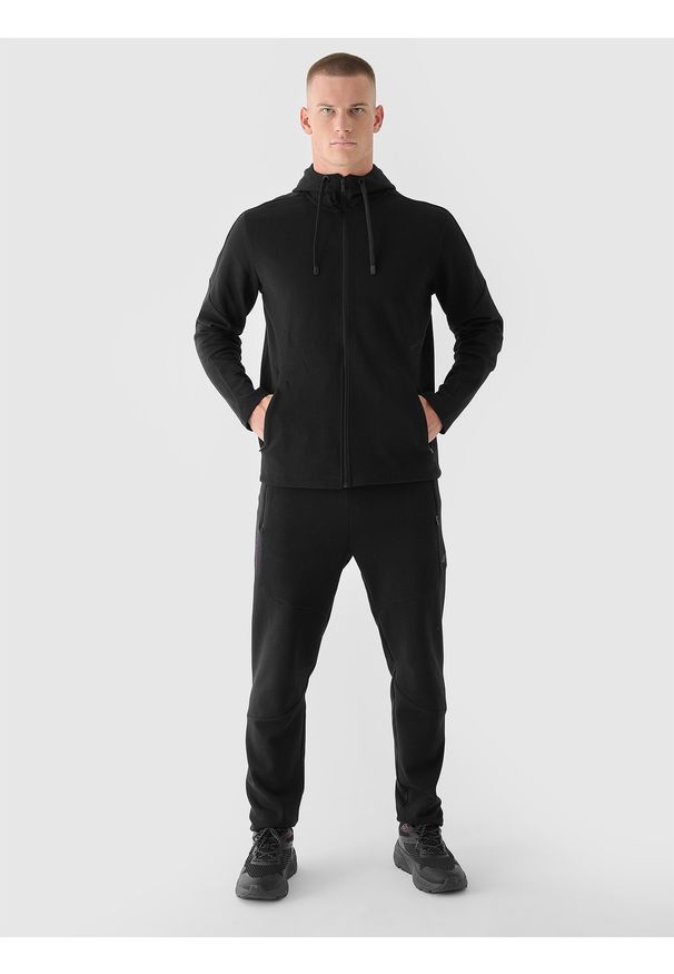 4f - 4F Bluza dresowa rozpinana z kapturem męska 4F x Robert Lewandowski - czarna S. Okazja: na co dzień. Typ kołnierza: kaptur. Kolor: czarny. Materiał: dresówka. Wzór: gładki, nadruk, ze splotem. Styl: casual. Sport: fitness
