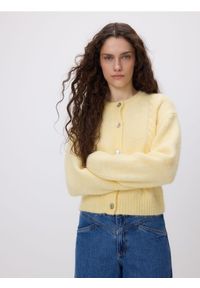 Reserved - Kardigan z ozdobnym splotem - jasnożółty. Kolor: żółty. Materiał: dzianina, wełna. Wzór: ze splotem #1