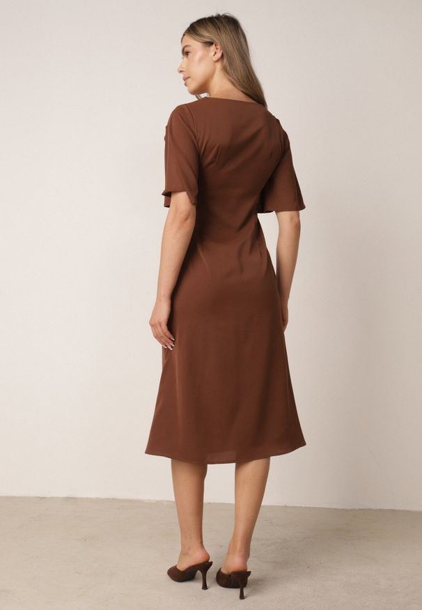 Born2be - Brązowa Koktajlowa Sukienka VICES ze Zwiewnymi Rękawami i Kwiatową Aplikacją 3D Talilia. Okazja: na wesele, na ślub cywilny, na imprezę. Kolor: brązowy. Wzór: aplikacja, kwiaty. Styl: wizytowy