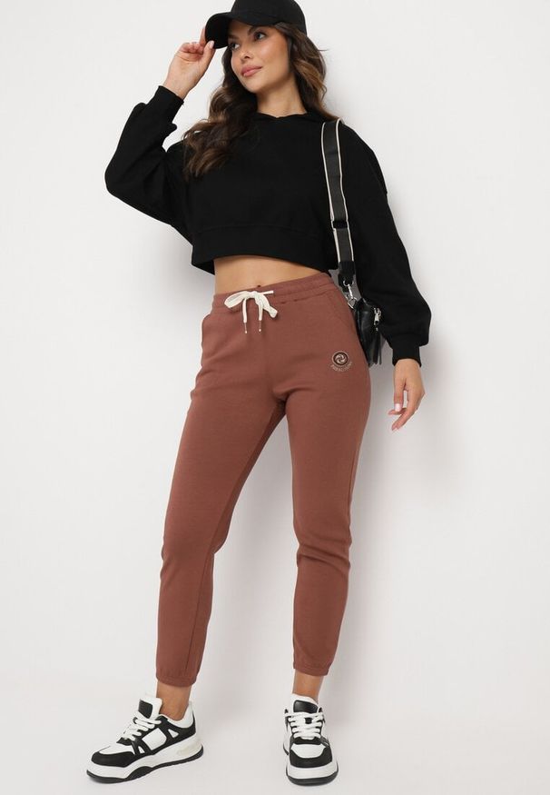 Born2be - Brązowe Spodnie Dresowe Zwężane z Kieszeniami i Gumką w Pasie Lerikas. Okazja: na co dzień. Kolor: brązowy. Materiał: dresówka. Styl: casual