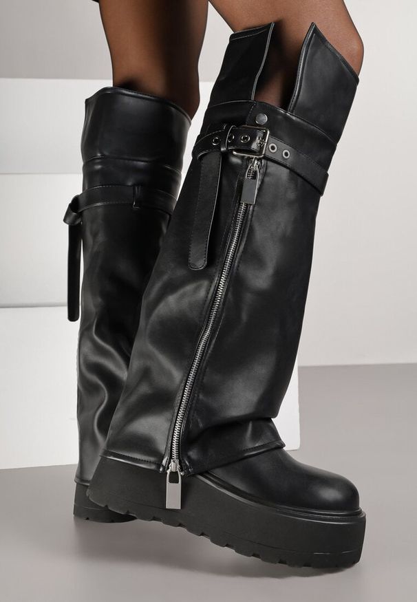 Born2be - Czarne Kozaki na Platformie w Stylu Grunge z Suwaikem i Klamrami Sandrie. Okazja: na co dzień. Zapięcie: klamry. Kolor: czarny. Materiał: skóra, jeans. Szerokość cholewki: normalna. Obcas: na platformie. Styl: casual