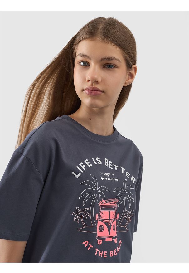 4f - 4F T-shirt oversize z nadrukiem dziewczęcy - szary 146 (10-11 lat). Okazja: na co dzień. Kolor: szary. Materiał: jersey, elastan, dzianina, bawełna, materiał. Długość rękawa: krótki rękaw. Długość: krótkie. Wzór: nadruk. Sezon: lato. Styl: sportowy, wakacyjny, klasyczny, casual