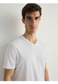 Reserved - T-shirt slim z dekoltem V - biały. Kolor: biały. Materiał: dzianina, bawełna