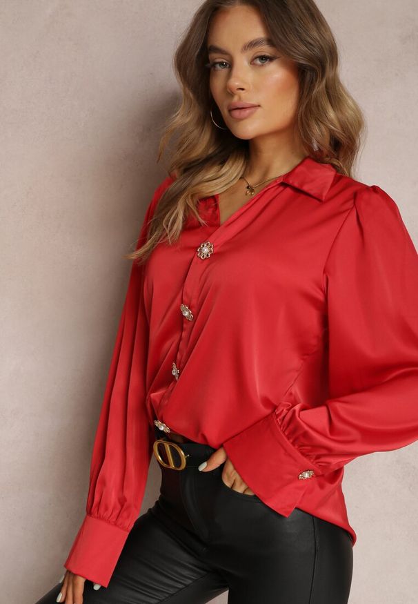 Renee - Czerwona Koszula Satynowa na Guziki Liyu. Kolor: czerwony. Materiał: satyna