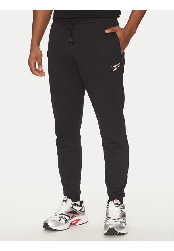 Reebok Spodnie dresowe 100221800 139-18-00 Czarny Regular Fit. Kolor: czarny. Materiał: bawełna