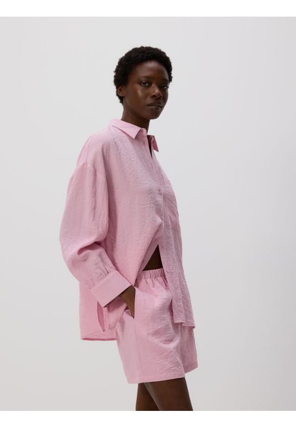 Reserved - Szorty z wiskozą - pastelowy róż. Kolor: różowy. Materiał: wiskoza