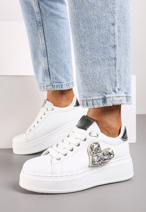 Renee - Biało-Srebrne Sneakersy na Grubej Platformie z Cyrkoniową Naszywką w Kształcie Serca Remila. Okazja: na co dzień, na imprezę. Kolor: biały. Materiał: jeans. Wzór: aplikacja. Obcas: na platformie