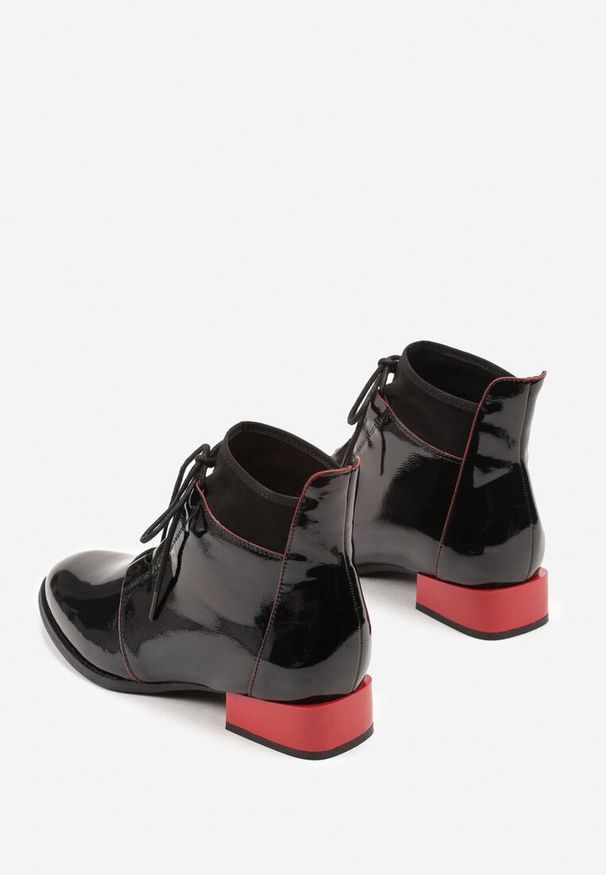 Born2be - Czarno-Czerwone Sznurowane Botki Vices z Lakierowanym Połyskiem Nuzzasa. Okazja: na co dzień. Kolor: czarny. Materiał: lakier. Szerokość cholewki: normalna. Wzór: aplikacja. Obcas: na obcasie. Styl: klasyczny, casual. Wysokość obcasa: średni