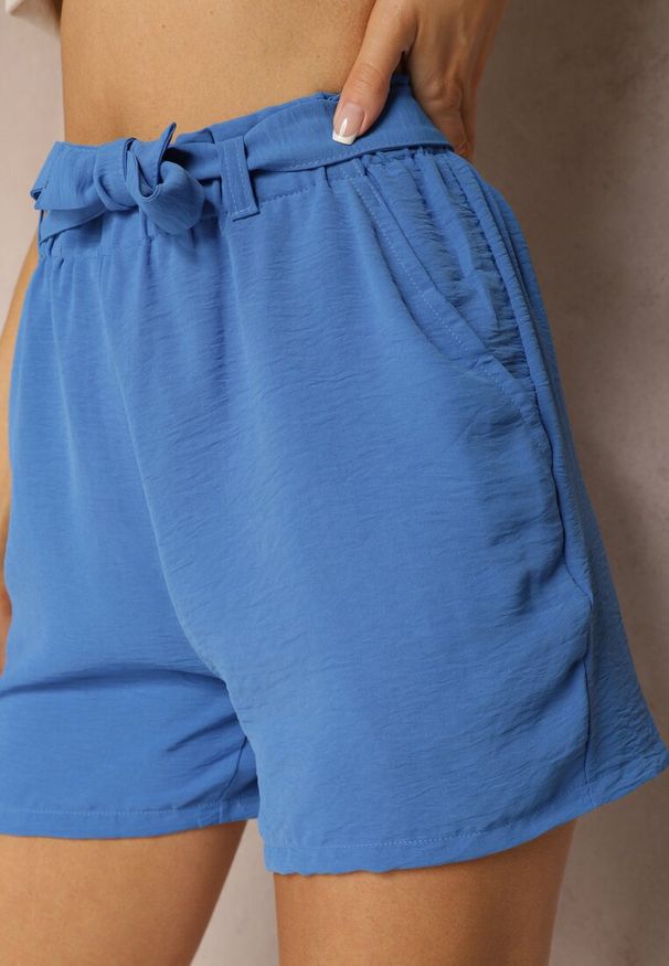 Renee - Niebieskie Luźne Szorty Bermudy High Waist z Gumką i Materiałowym Paskiem w Talii Renetta. Okazja: na co dzień. Stan: podwyższony. Kolor: niebieski. Materiał: materiał. Wzór: aplikacja. Styl: wakacyjny, elegancki, casual