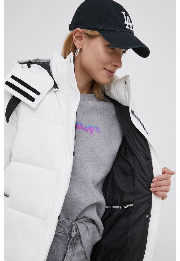 Superdry Kurtka damska kolor biały zimowa. Okazja: na co dzień. Kolor: biały. Materiał: tkanina. Wzór: gładki. Sezon: zima. Styl: casual