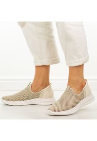 Beżowe sportowe buty damskie Vinceza 13653. Okazja: na co dzień, na spacer. Nosek buta: okrągły. Kolor: beżowy. Materiał: tkanina. Szerokość cholewki: normalna. Sezon: wiosna, lato. Sport: turystyka piesza #1