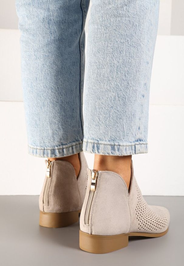 Born2be - Jasnobeżowe Ażurowe Botki Vices na Płaskiej Podeszwie z Ozdobnym Wycięciem Selenith. Okazja: na co dzień. Kolor: beżowy. Materiał: jeans. Wzór: ażurowy. Obcas: na płaskiej podeszwie. Styl: klasyczny, elegancki, casual