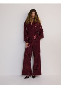 Reserved - Luźne spodnie z cekinowymi aplikacjami - burgundowy. Kolor: czerwony. Materiał: tkanina, satyna. Wzór: aplikacja #1