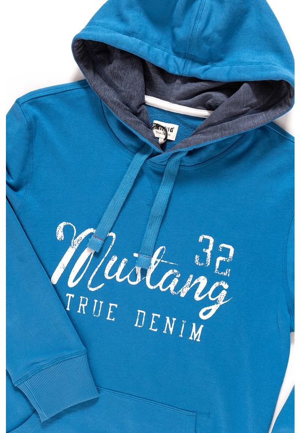 Mustang - MUSTANG BLUZA Logoprint Hoodie DEEP WATER 1007259 5392. Typ kołnierza: kaptur. Wzór: nadruk