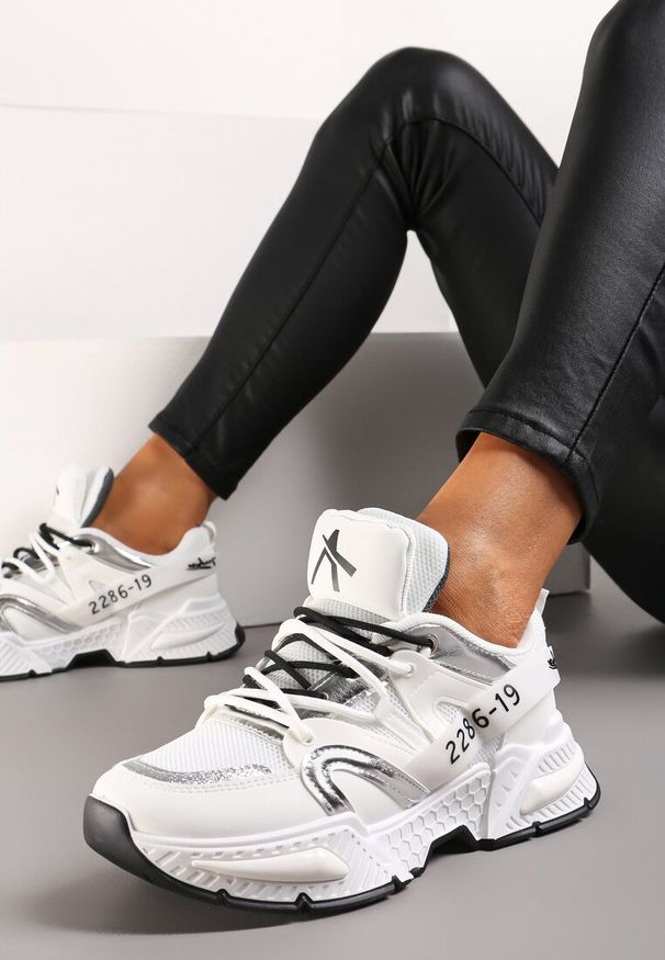Renee - Białe Nowoczesne Sneakersy z Grubą Podeszwą i Sznurowaniem Silika. Okazja: na co dzień. Nosek buta: okrągły. Kolor: biały. Materiał: jeans