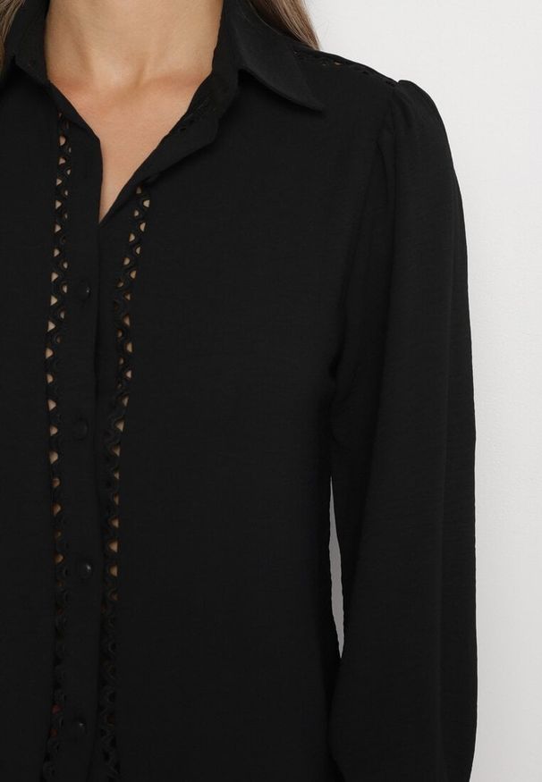 Born2be - Czarna Koszula z Ażurowymi Wykończeniami na Ramionach i Przy Guzikach Merindas. Okazja: na spotkanie biznesowe, do pracy. Kolor: czarny. Materiał: materiał. Długość rękawa: długi rękaw. Długość: długie. Wzór: ażurowy. Styl: biznesowy, elegancki, klasyczny