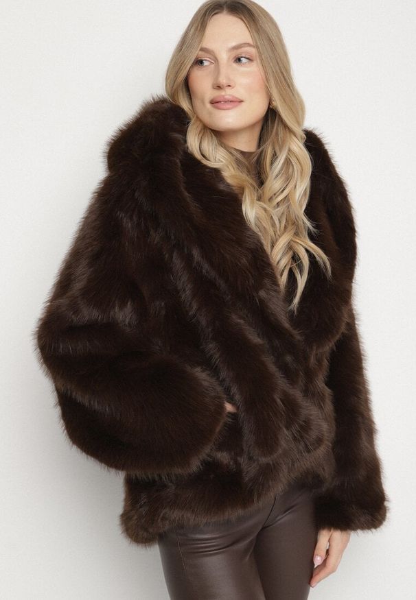 Born2be - Brązowa Kurtka Futerko Oversize z Kapturem Unillea. Okazja: na co dzień. Typ kołnierza: kaptur. Kolor: brązowy. Materiał: futro. Styl: elegancki, casual