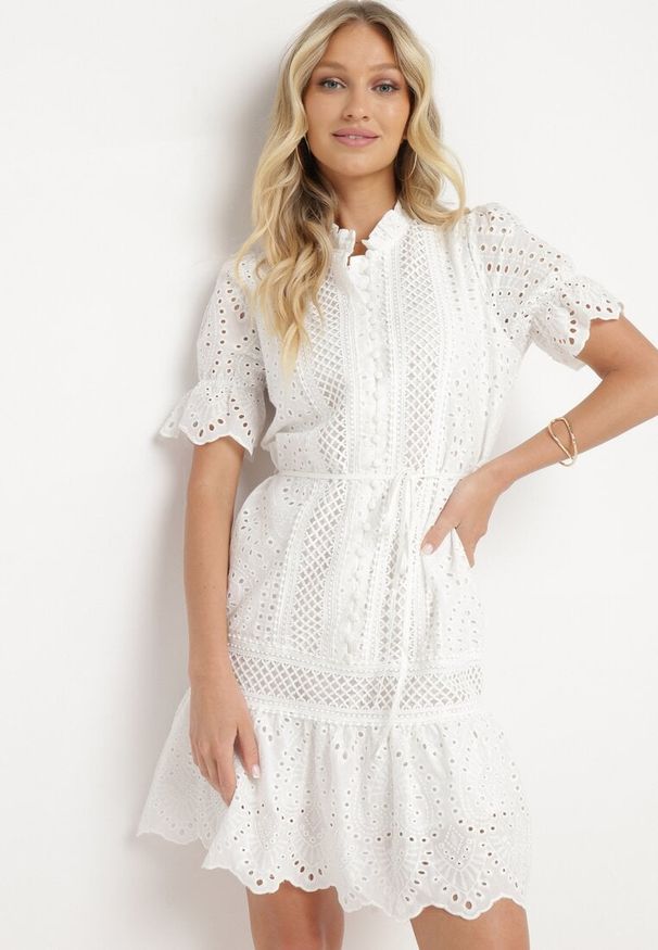 Born2be - Biała Bawełniana Ażurowa Sukienka w Stylu Boho z Falbanką i Paskiem Nelisse. Okazja: na co dzień. Typ kołnierza: kołnierz z falbankami. Kolor: biały. Materiał: bawełna. Wzór: ażurowy. Sezon: wiosna, lato. Styl: boho