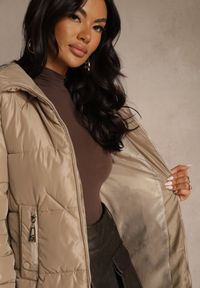 Renee - Beżowa Pudełkowa Kurtka z Pikowanymi Przeszyciami i Kapturem z Futerkiem Vebina. Typ kołnierza: golf. Kolor: beżowy. Materiał: futro. Styl: elegancki #4