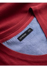 Ombre Clothing - Męski elegancki sweter V-neck BASIC z wiskozą – czerwony V20 - Rozmiar: L. Okazja: do pracy, na co dzień. Typ kołnierza: dekolt w serek. Kolor: czerwony. Materiał: wiskoza. Wzór: haft. Styl: elegancki