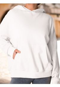 Sinsay - Bluza hoodie z kieszenią - kremowy. Kolor: kremowy. Materiał: dzianina