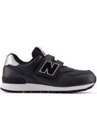 Buty New Balance sneakersy zapinane na rzep PV574FM czarne. Okazja: na uczelnię, na co dzień. Zapięcie: rzepy. Kolor: czarny. Materiał: guma. Szerokość cholewki: normalna. Model: New Balance 574. Sport: turystyka piesza #1