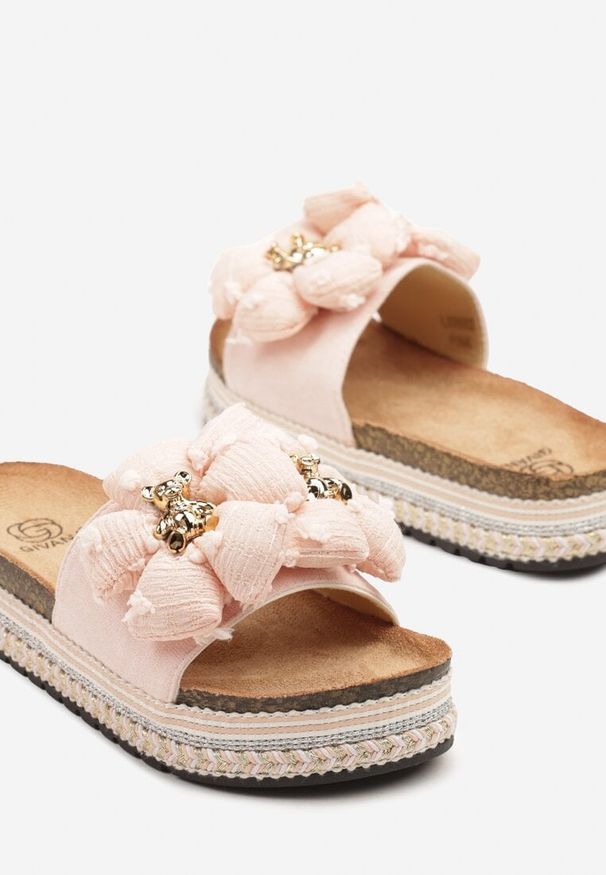 Renee - Różowe Klapki na Platformie z Plecionym Sznurkiem Misiem i Kwiatem 3D Firfitra. Kolor: różowy. Materiał: jeans. Wzór: kwiaty. Obcas: na platformie. Styl: street