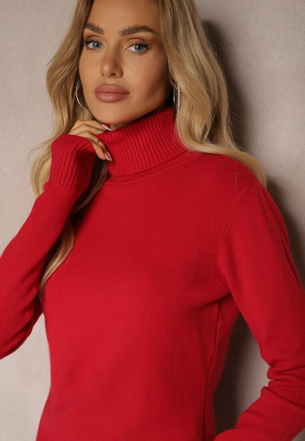 Renee - Czerwony Golf Sweter o Dopasowanym Kroju z Kaszmirem Zairith. Okazja: do pracy, na spacer, na co dzień, na spotkanie biznesowe. Typ kołnierza: golf. Kolor: czerwony. Materiał: kaszmir. Wzór: aplikacja. Styl: klasyczny, casual, elegancki, biznesowy