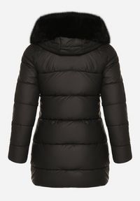 Born2be - Czarna Taliowana Kurtka z Pikowanymi Przeszyciami i Kapturem z Futrem Avileria. Okazja: na spacer, na co dzień. Kolekcja: plus size. Kolor: czarny. Materiał: futro. Styl: casual