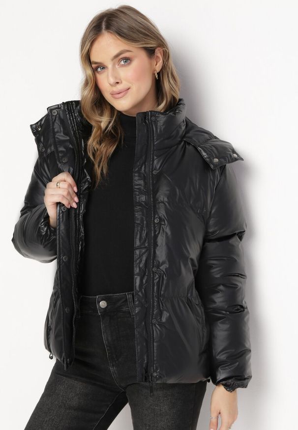 Born2be - Czarna Kurtka Pikowana z Kapturem i Ściągaczem Harco. Typ kołnierza: kaptur. Kolor: czarny. Wzór: aplikacja. Styl: elegancki