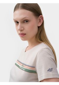 4f - T-shirt regular z bawełny organicznej damski. Kolor: biały. Materiał: bawełna. Wzór: nadruk