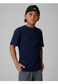 4f - 4F T-shirt regular z nadrukiem chłopięcy - granatowy 140 (9-10 lat). Okazja: na co dzień, na uczelnię. Kolor: niebieski. Materiał: bawełna, skóra, materiał. Wzór: nadruk. Sezon: lato. Styl: casual, klasyczny #1